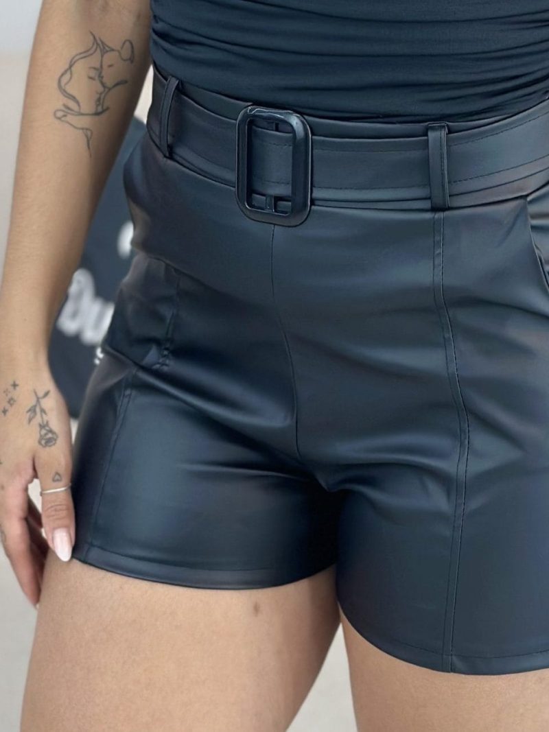 shorts de couro com cinto preto 167
